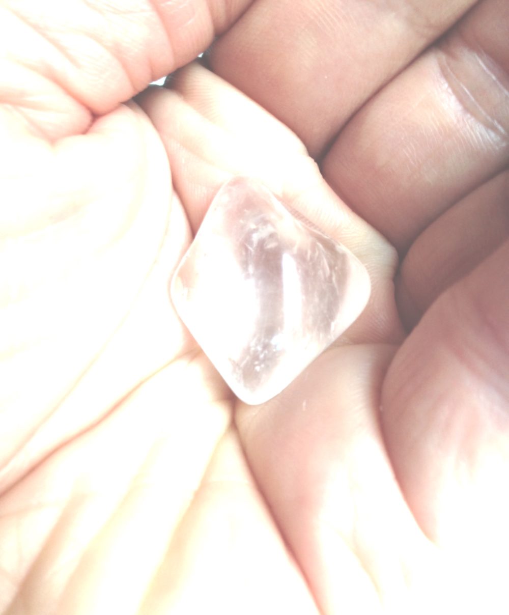 eine hand hält einen kleinen Bergkristall